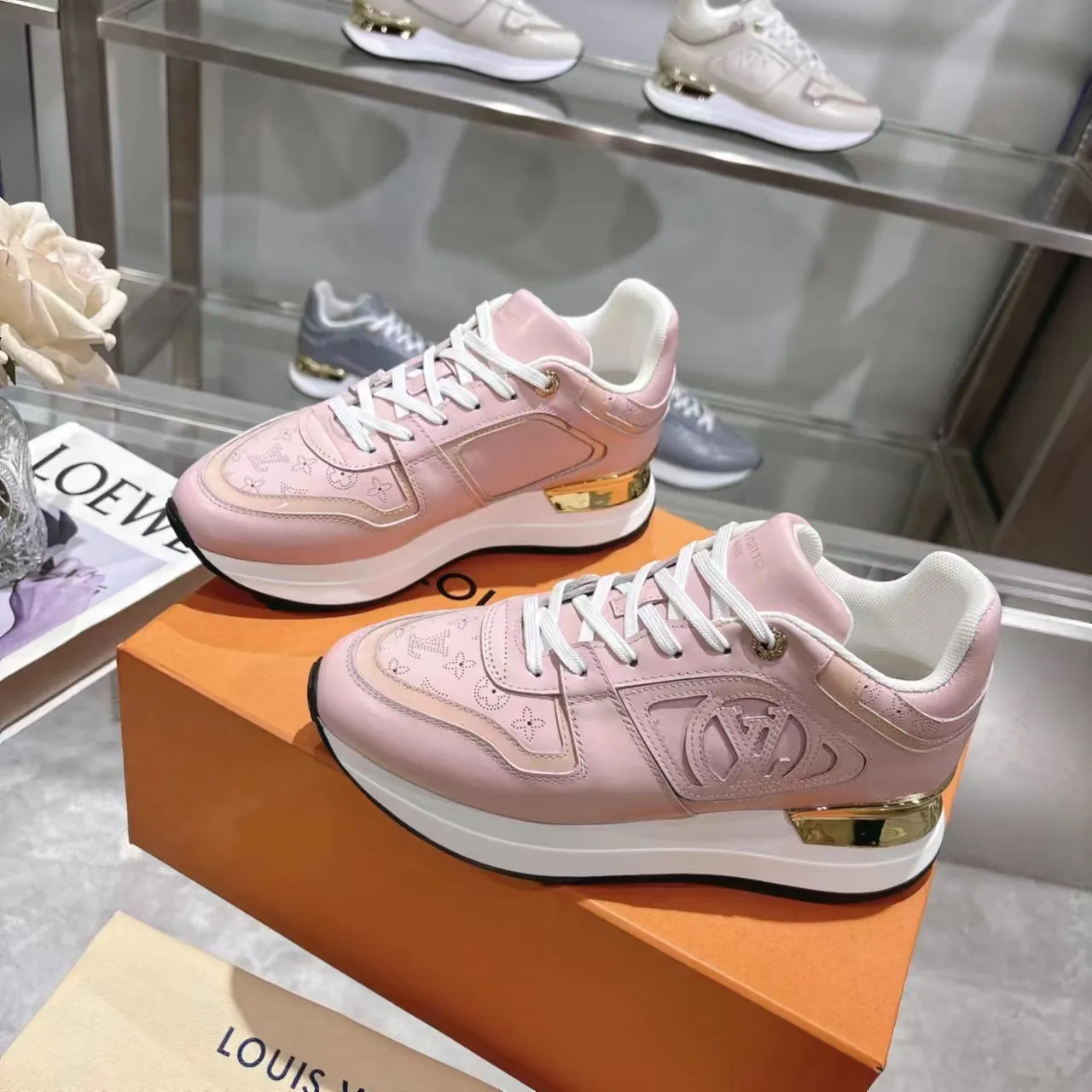 [L Family] P: 760💰Size 35-42 for women, 39-46 for men, (41.42 for women, 45.46 for men, customized) .LV Donkey Brand 🔥🔥LOUIS VUITTON Louis Vuitton's official website synchronizes the 2025 autumn and winter couple's models, which are now on the market, this Neo Run Away sneakers are inspired by running shoes, integrating LV's iconic must-have shoes into the trend. This version is a 1:1 replica of the original version. It is made of two-tone calfskin to highlight its simple lines and unique wedge outsole. Key details include the LV initials on the side and an engraved gold heel stabilizer on the back plus a 2cm hidden insole.